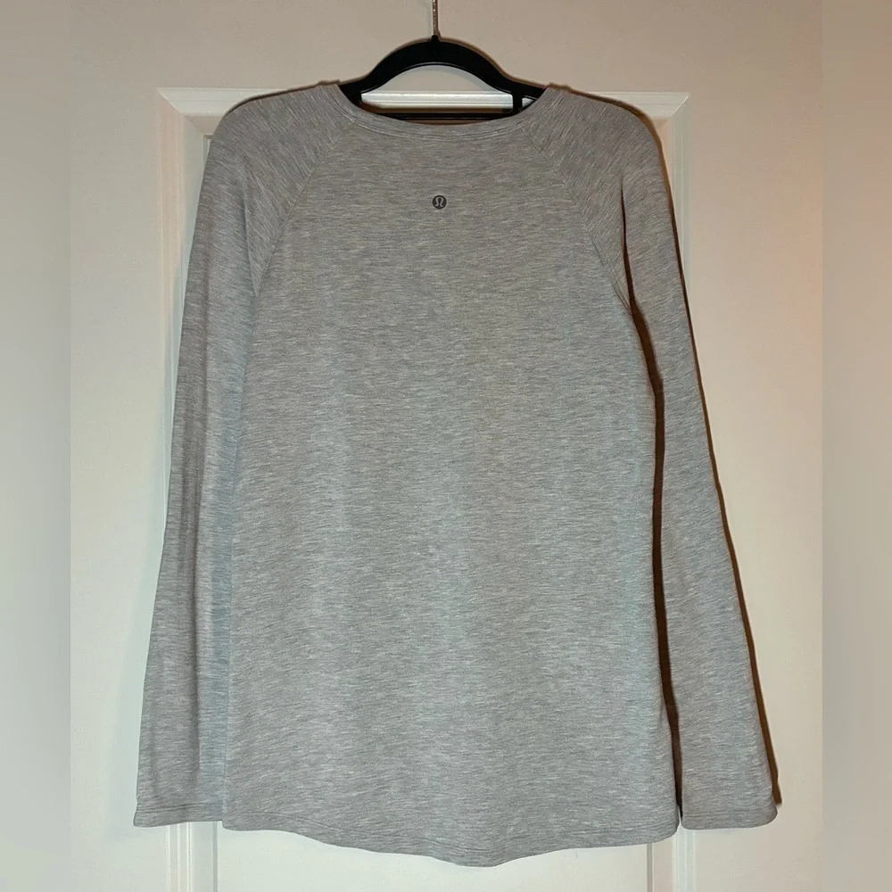 Lululemon Emerald Long Sleeve in Heathered Core Ultra Light Grey Size 8